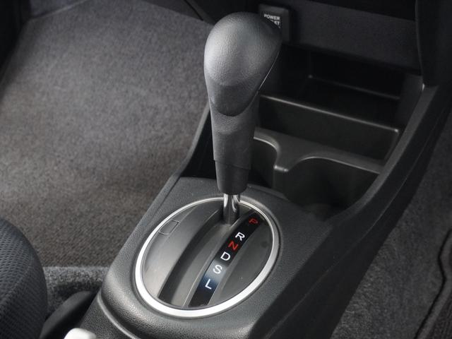 フィットハイブリッド ハイブリッド・10thアニバーサリー 1年保証ナビRカメETCクルコンDVD再生HID フルセグTV スマートキー スペアキー有 CD/DVD再生 アイドリングストップ 盗難防止装置 チップアップシート(32枚目)