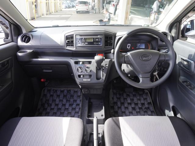 視界広々で非常に運転しやすくロングドライブでも疲れを感じさせないすっきりとまとまったインパネ周りです。