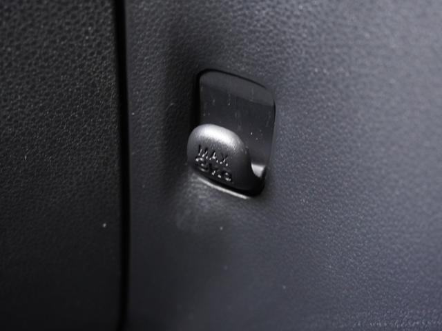 ◆コンビ二フック◆ちょっとした買い物の袋を吊り下げたり、ゴミ袋を吊り下げられるコンビニフックがあり車内を転がらず便利です！