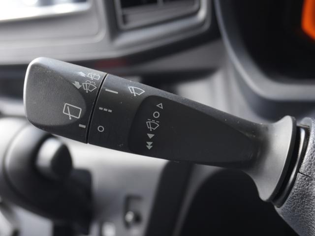 ◆ワイパー・ウォッシャースイッチ◆ワイパーは雨量に応じて切り替え可能なスイッチがついており、ウォッシャースイッチは手前に引くと噴射してフロントガラスを綺麗にしてくれます。