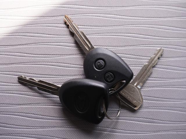 ◆キーレスキー◆雨が降っているのに傘がない・車のところまで走ってカギを開けていたらズブ濡れ・こんなことにならないようにキーレスは走りながらボタンを押せばカギが開錠されますので濡れる量は減りますね！