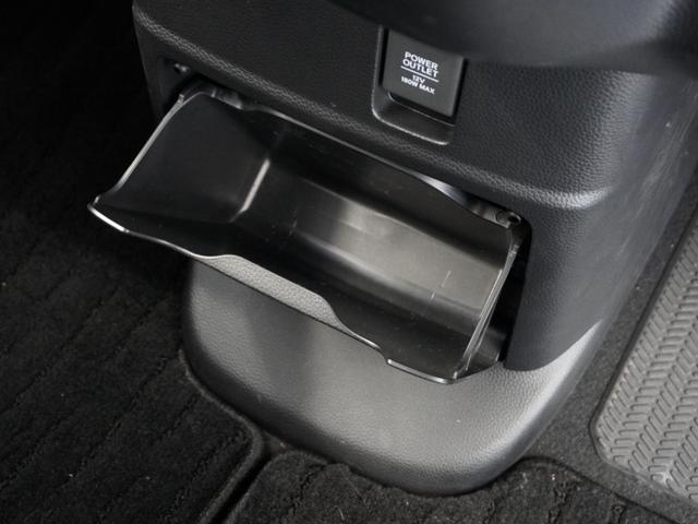 �C���p�l�����̉����ɂ́A���ݔ��Ƃ��Ă��g�p���鎖���ł���Z���^�[���A�{�b�N�X�𑕔����Ă���܂��B