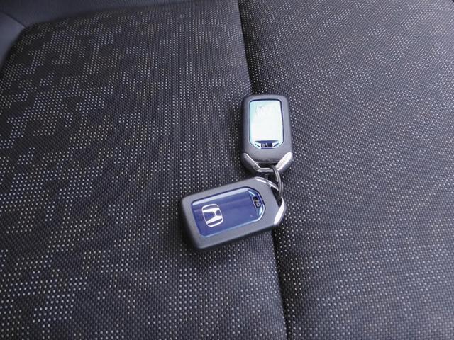 フリードハイブリッド ハイブリッド・クロスターホンダセンシング 9インチナビ Bluetooth Rカメラ 音楽録音 LEDオートライト 両側パワースライドドア 前後ドラレコ スマートキー2個 本革ステアリング 衝突軽減ブレーキ レーンキープ ワンオーナー(19枚目)