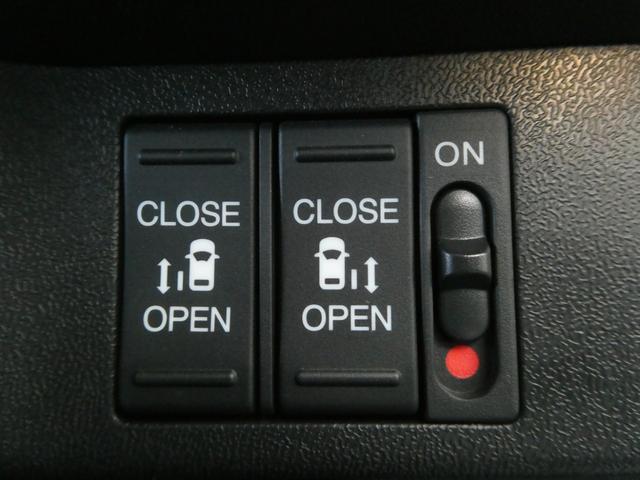 ◆両側電動スライドドア◆狭い駐車場でも乗り降りが楽々♪お子様が隣の車にドアを当ててしまう心配もございません！小さなお子様連れの方もこれで安心。