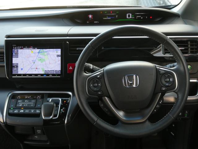 ◆ハンドル・インパネシフト◆シフトノブはインパネに配置されているので、運転席⇔助手席の移動が簡単。