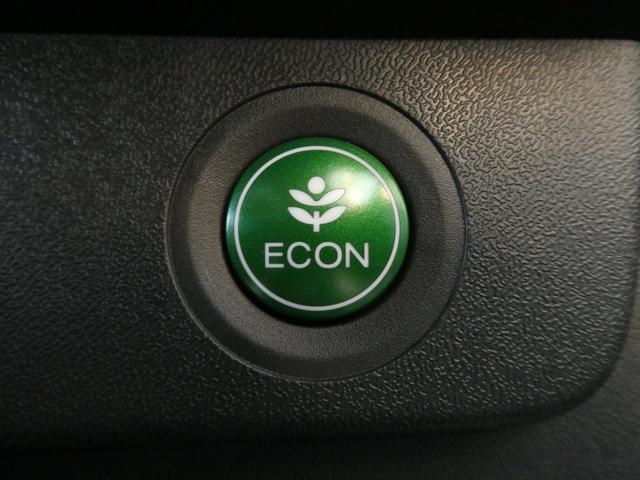 ◆ＥＣＯＮスイッチ（ＥＣＯＮモード）◆エンジンやエアコンといった、クルマ全体の動きを燃費優先で自動制御するＥＣＯＮモード。空調など快適性を優先したいときは、スイッチを押してＯＦＦにできます。