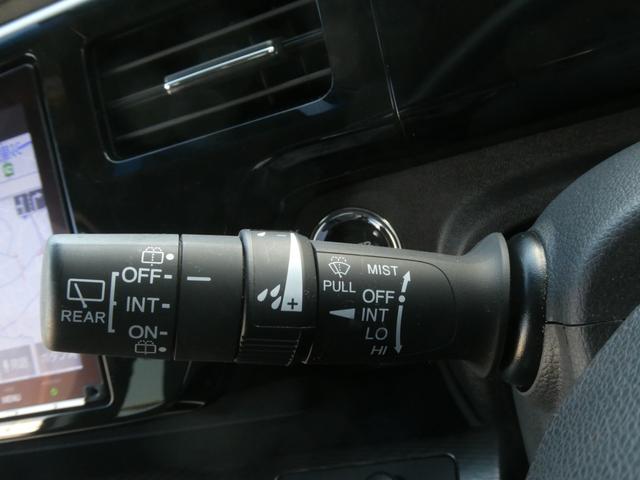 ◆ワイパー・ウォッシャースイッチ◆ワイパーは雨量に応じて切り替え可能なスイッチがついており、ウォッシャースイッチは手前に引くと噴射してフロントガラスを綺麗にしてくれます。