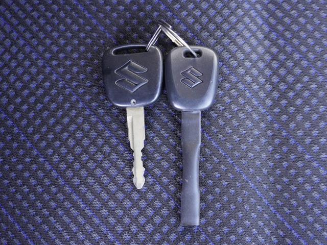 ◆キーレスキー◆雨が降っているのに傘がない・車のところまで走ってカギを開けていたらズブ濡れ・こんなことにならないようにキーレスは走りながらボタンを押せばカギが開錠されますので濡れる量は減りますね！