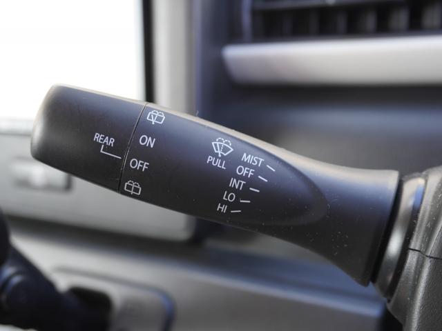◆ワイパー・ウォッシャースイッチ◆ワイパーは雨量に応じて切り替え可能なスイッチがついており、ウォッシャースイッチは手前に引くと噴射してフロントガラスを綺麗にしてくれます。