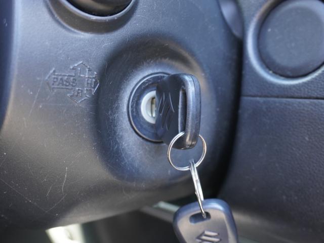 ◆キーレスキー◆雨が降っているのに傘がない・車のところまで走ってカギを開けていたらズブ濡れ・こんなことにならないようにキーレスは走りながらボタンを押せばカギが開錠されますので濡れる量は減りますね！