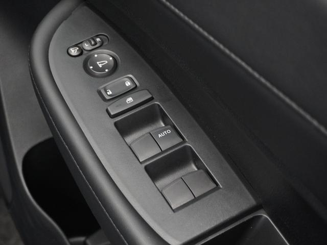 WR-V Z+ブラックスタイル 2年保証ナビDレコRカメETCクルコンBT地デジ Bluetooth パドルシフト 障害物センサー オートハイビーム デイライト 本革巻きハンドル 17インチ純正アルミホイール スペアキー有(25枚目)