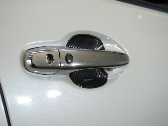 【無限ＭＵＧＥＮ】ドアハンドルプロテクターは、ドア開閉時に爪などによる傷を防止できるだけでなく、カーボン調のシボ加工をすることでドアハンドルまわりをスポーティに演出します。