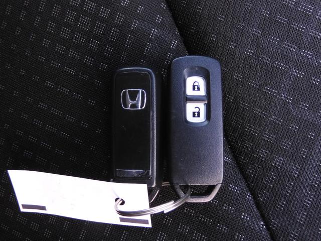 ◆スマートキー◆カギをバッグやポケットに入れたままでもドアロックの開閉ができる『スマートキー』付き！雨天や暗くなってもカギを取り出す必要がなくドアの開錠＆エンジンも始動できます