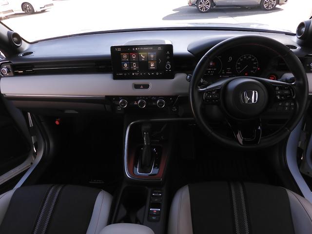 ヴェゼル ｅ：ＨＥＶＰＬａＹ　ワンオーナー　９インチナビ　全周囲カメラ　ＥＴＣ２．０　ガラスルーフ　渋滞追従クルーズ　シートヒーター　Ｂｌｕｅｔｏｏｔｈ　障害物センサー　減速セレクター　１８インチ純正アルミホイール　禁煙車（8枚目）