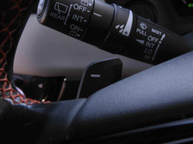 ヴェゼル ｅ：ＨＥＶＰＬａＹ　ワンオーナー　９インチナビ　全周囲カメラ　ＥＴＣ２．０　ガラスルーフ　渋滞追従クルーズ　シートヒーター　Ｂｌｕｅｔｏｏｔｈ　障害物センサー　減速セレクター　１８インチ純正アルミホイール　禁煙車（20枚目）