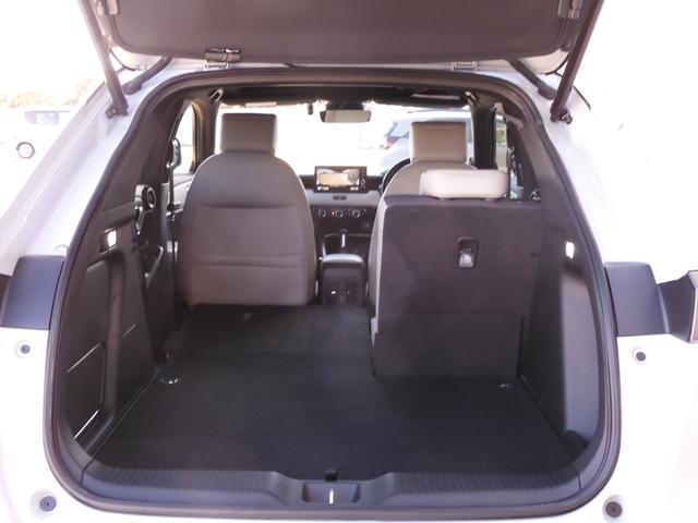 ヴェゼル ｅ：ＨＥＶＰＬａＹ　ワンオーナー　９インチナビ　全周囲カメラ　ＥＴＣ２．０　ガラスルーフ　渋滞追従クルーズ　シートヒーター　Ｂｌｕｅｔｏｏｔｈ　障害物センサー　減速セレクター　１８インチ純正アルミホイール　禁煙車（42枚目）