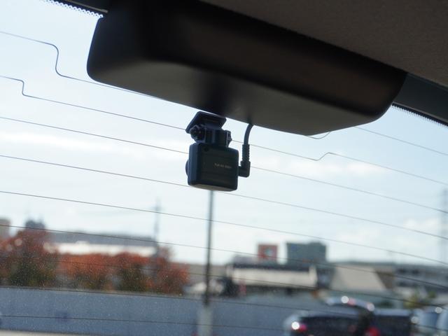 フィット ｅ：ＨＥＶクロスター　９インチナビ　バックカメラ　ドラレコ　ＥＴＣ　アダプティブクルーズコントロール　Ｂｌｕｅｔｏｏｔｈ　ＵＳＢ入力端子　ＬＥＤヘッドライト　衝突被害軽減ブレーキ　障害物センサー　純正アルミホイール　禁煙車（6枚目）