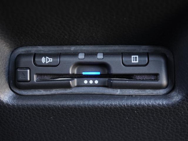 フィット ｅ：ＨＥＶクロスター　９インチナビ　バックカメラ　ドラレコ　ＥＴＣ　アダプティブクルーズコントロール　Ｂｌｕｅｔｏｏｔｈ　ＵＳＢ入力端子　ＬＥＤヘッドライト　衝突被害軽減ブレーキ　障害物センサー　純正アルミホイール　禁煙車（7枚目）