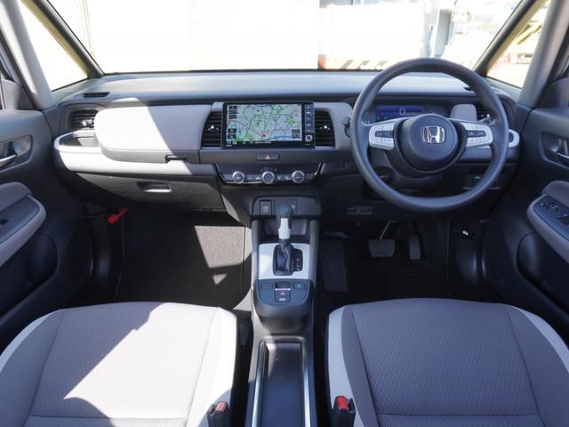 フィット ｅ：ＨＥＶクロスター　９インチナビ　バックカメラ　ドラレコ　ＥＴＣ　アダプティブクルーズコントロール　Ｂｌｕｅｔｏｏｔｈ　ＵＳＢ入力端子　ＬＥＤヘッドライト　衝突被害軽減ブレーキ　障害物センサー　純正アルミホイール　禁煙車（9枚目）