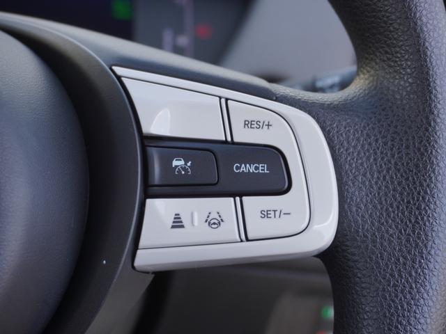 フィット ｅ：ＨＥＶクロスター　９インチナビ　バックカメラ　ドラレコ　ＥＴＣ　アダプティブクルーズコントロール　Ｂｌｕｅｔｏｏｔｈ　ＵＳＢ入力端子　ＬＥＤヘッドライト　衝突被害軽減ブレーキ　障害物センサー　純正アルミホイール　禁煙車（17枚目）