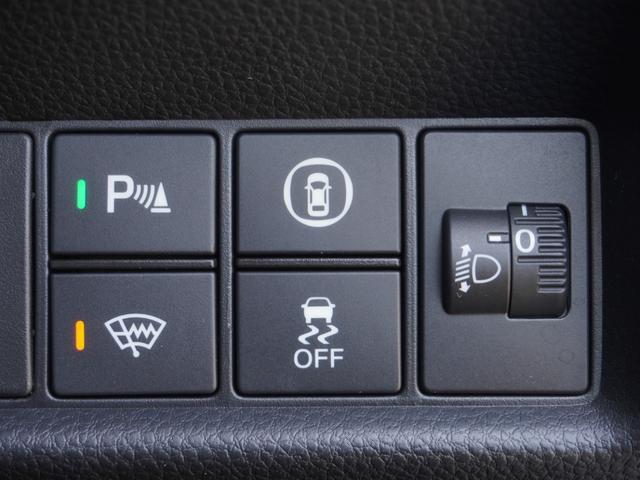 フィット ｅ：ＨＥＶクロスター　９インチナビ　バックカメラ　ドラレコ　ＥＴＣ　アダプティブクルーズコントロール　Ｂｌｕｅｔｏｏｔｈ　ＵＳＢ入力端子　ＬＥＤヘッドライト　衝突被害軽減ブレーキ　障害物センサー　純正アルミホイール　禁煙車（18枚目）