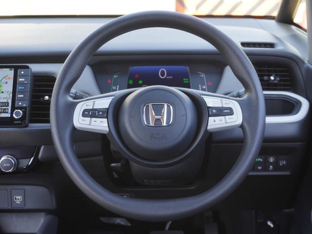 フィット ｅ：ＨＥＶクロスター　９インチナビ　バックカメラ　ドラレコ　ＥＴＣ　アダプティブクルーズコントロール　Ｂｌｕｅｔｏｏｔｈ　ＵＳＢ入力端子　ＬＥＤヘッドライト　衝突被害軽減ブレーキ　障害物センサー　純正アルミホイール　禁煙車（40枚目）