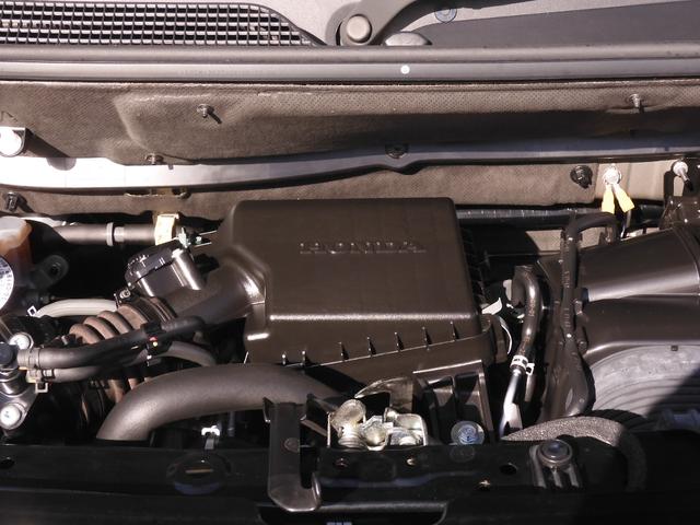 ◆エンジンルーム◆車の心臓部分のエンジンルームが汚いとトラブルの基になります。当店は専用の液剤を使って徹底的に綺麗にします。