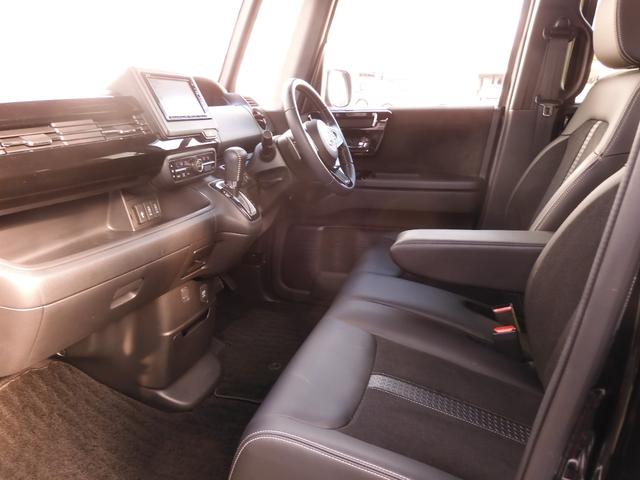 ◆運転席と助手席は足元が繋がっているので自由に行き来しやすいので駐車場が狭いときでも助手席側からスムーズに乗り降りできて便利！