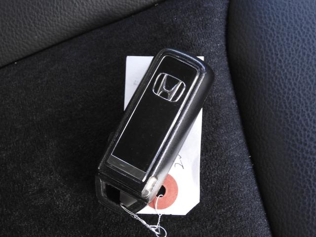 ◆スマートキー◆カギをバッグやポケットに入れたままでもドアロックの開閉ができる『スマートキー』付き！雨天や暗くなってもカギを取り出す必要がなくドアの開錠＆エンジンも始動できます