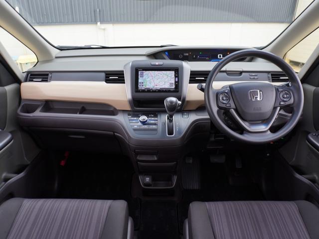 フリード Ｇ・ホンダセンシング　１オーナー　純正７インチナビ（ＶＸＭ－１９５ＶＦｉ）　フルセグ　リアカメラ　ＥＴＣ（ナビ連動）　衝突軽減ブレーキ　両側電動ドア　ウォークスルー　レーンアシスト　ＬＥＤオートライト　アイドリングストップ（8枚目）