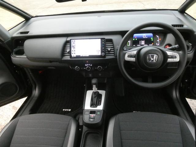 フィット ｅ：ＨＥＶクロスター　ワンオーナー　９インチナビ　バックカメラ　ＥＴＣ　アダプティブクルーズコントロール　Ｂｌｕｅｔｏｏｔｈ　ＵＳＢ入力端子　ＬＥＤヘッドライト　衝突被害軽減ブレーキ　純正アルミホイール　禁煙車（7枚目）