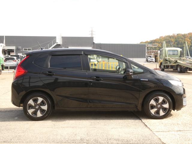 フィットハイブリッド Ｆパッケージコンフォートエディション　７インチナビ　バックカメラ　ＥＴＣ　Ｂｌｕｅｔｏｏｔｈ　ＵＳＢ入力端子　ＬＥＤヘッドライト　衝突被害軽減ブレーキ　　スペアキー有　オートエアコン　アイドリングストップ　電動格納ドアミラー　禁煙車（10枚目）