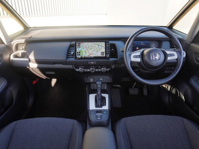 フィット ｅ：ＨＥＶホーム　デモカー　９インチナビ　バックカメラ　ドラレコ　ＥＴＣ　アダプティブクルーズコントロール　Ｂｌｕｅｔｏｏｔｈ　ＵＳＢ入力端子　ＬＥＤヘッドライト　衝突被害軽減ブレーキ　障害物センサー　禁煙車（8枚目）