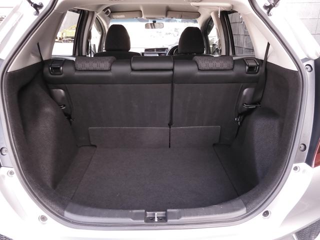 フィット １３Ｇ・Ｌパッケージ　ワンオーナー　９インチ純正ナビ　バックカメラ　ＥＴＣ　Ｂｌｕｅｔｏｏｔｈ　ＬＥＤヘッドライト　横滑り防止装置　スマートキー　盗難防止装置　ＣＤ　ＤＶＤ　ワンセグＴＶ　オートライト　ＡＢＳ　禁煙車（16枚目）