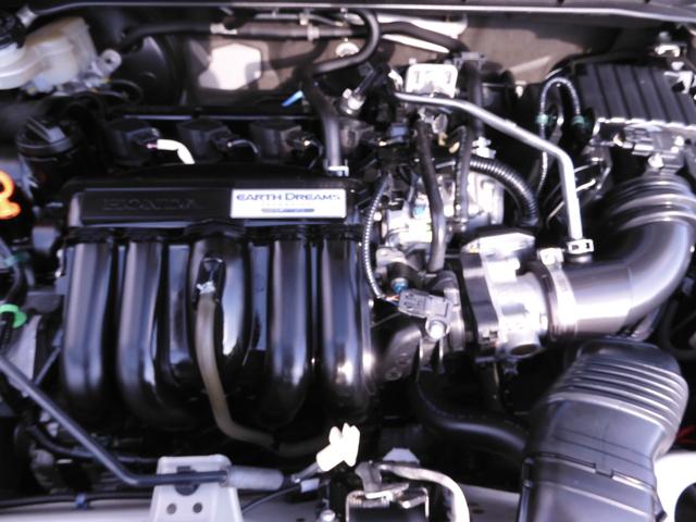 フィット １３Ｇ・Ｌパッケージ　ワンオーナー　９インチ純正ナビ　バックカメラ　ＥＴＣ　Ｂｌｕｅｔｏｏｔｈ　ＬＥＤヘッドライト　横滑り防止装置　スマートキー　盗難防止装置　ＣＤ　ＤＶＤ　ワンセグＴＶ　オートライト　ＡＢＳ　禁煙車（17枚目）