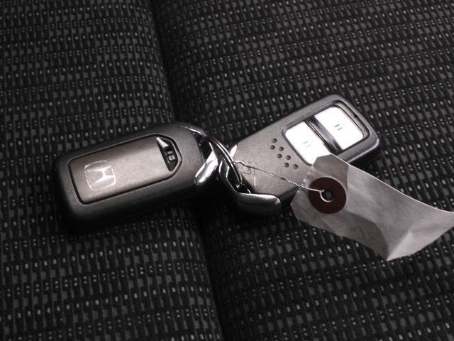 フィット １３Ｇ・Ｌパッケージ　ワンオーナー　９インチ純正ナビ　バックカメラ　ＥＴＣ　Ｂｌｕｅｔｏｏｔｈ　ＬＥＤヘッドライト　横滑り防止装置　スマートキー　盗難防止装置　ＣＤ　ＤＶＤ　ワンセグＴＶ　オートライト　ＡＢＳ　禁煙車（19枚目）