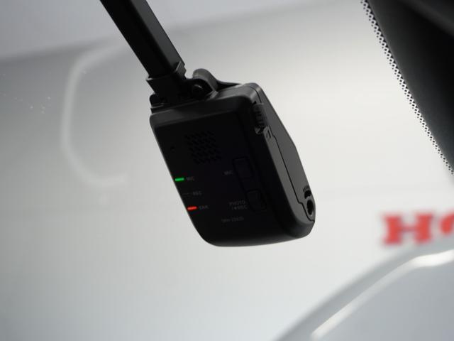 フィット ｅ：ＨＥＶベーシック　２年保証ナビＤレコＲカメＥＴＣクルコンＢＴ　渋滞追従クルーズ　Ｂｌｕｅｔｏｏｔｈ　障害物センサー　オートライト　デイライト　禁煙車　ＤＶＤ再生　衝突軽減ブレーキ　スペアキー有　ＬＥＤヘッドライト（4枚目）