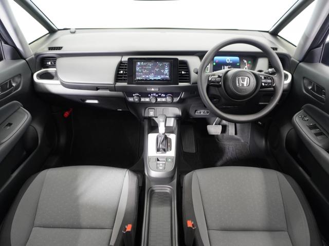 フィット ｅ：ＨＥＶベーシック　２年保証ナビＤレコＲカメＥＴＣクルコンＢＴ　渋滞追従クルーズ　Ｂｌｕｅｔｏｏｔｈ　障害物センサー　オートライト　デイライト　禁煙車　ＤＶＤ再生　衝突軽減ブレーキ　スペアキー有　ＬＥＤヘッドライト（7枚目）