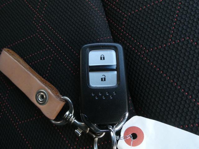 フィットハイブリッド Ｓパッケージ　ワンオーナー　７インチナビ　バックカメラ　ＥＴＣ　クルーズコントロール　Ｂｌｕｅｔｏｏｔｈ　ＬＥＤヘッドライト　衝突被害軽減ブレーキ　パドルシフト　純正アルミホイール　盗難防止装置　フルセグ　禁煙車（18枚目）