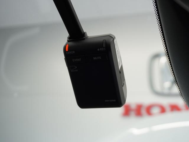 フィット ｅ：ＨＥＶホーム　２年保証当社試乗車ナビＤレコＲカメＥＴＣ地デジ　渋滞追従クルーズ　Ｂｌｕｅｔｏｏｔｈ　障害物センサー　オートハイビーム　デイライト　フルセグ　衝突軽減ブレーキ　ＤＶＤ　スペアキー有り　禁煙車（4枚目）