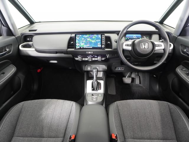 フィット ｅ：ＨＥＶホーム　２年保証当社試乗車ナビＤレコＲカメＥＴＣ地デジ　渋滞追従クルーズ　Ｂｌｕｅｔｏｏｔｈ　障害物センサー　オートハイビーム　デイライト　フルセグ　衝突軽減ブレーキ　ＤＶＤ　スペアキー有り　禁煙車（7枚目）