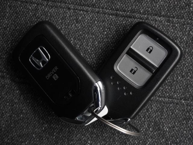 フィット ｅ：ＨＥＶホーム　２年保証当社試乗車ナビＤレコＲカメＥＴＣ地デジ　渋滞追従クルーズ　Ｂｌｕｅｔｏｏｔｈ　障害物センサー　オートハイビーム　デイライト　フルセグ　衝突軽減ブレーキ　ＤＶＤ　スペアキー有り　禁煙車（17枚目）