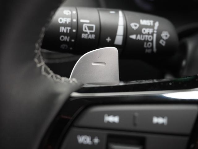 �������Z���N�^�[�������X�e�A�����O�z�C�[���̍��E�Ɏ��t����ꂽ�Q�̃p�h���X�C�b�`�Ō����̋����𒲐��B�����́u�|�v�𑀍삷��ƌ����������A�E���́u�{�v�𑀍삷��ƌ������キ���邱�Ƃ��ł��܂��B