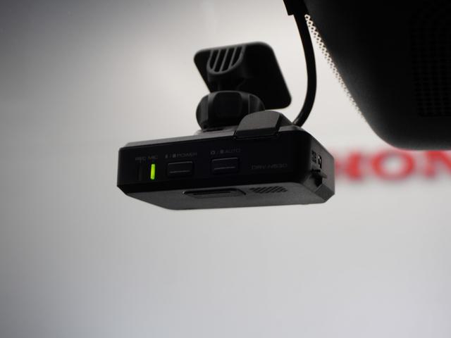 フィット ｅ：ＨＥＶネス　１年保証ナビＤレコＲカメＥＴＣクルコンＢＴ地デジ　渋滞追従クルーズ　Ｂｌｕｅｔｏｏｔｈ　障害物センサー　オートハイビーム　デイライト　フルセグ　ＤＶＤ　スペアキー　衝突軽減ブレーキ　純正アルミホイール（4枚目）