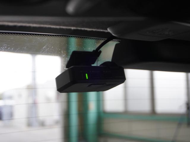 フィット ｅ：ＨＥＶネス　１年保証ナビＤレコＲカメＥＴＣクルコンＢＴ地デジ　渋滞追従クルーズ　Ｂｌｕｅｔｏｏｔｈ　障害物センサー　オートハイビーム　デイライト　フルセグ　ＤＶＤ　スペアキー　衝突軽減ブレーキ　純正アルミホイール（5枚目）