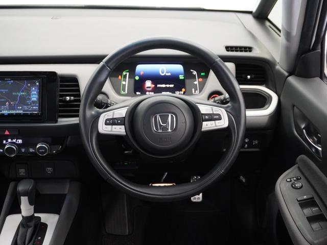 フィット ｅ：ＨＥＶネス　１年保証ナビＤレコＲカメＥＴＣクルコンＢＴ地デジ　渋滞追従クルーズ　Ｂｌｕｅｔｏｏｔｈ　障害物センサー　オートハイビーム　デイライト　フルセグ　ＤＶＤ　スペアキー　衝突軽減ブレーキ　純正アルミホイール（9枚目）