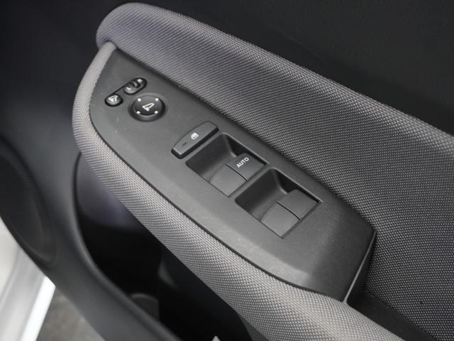 フィット ｅ：ＨＥＶネス　１年保証ナビＤレコＲカメＥＴＣクルコンＢＴ地デジ　渋滞追従クルーズ　Ｂｌｕｅｔｏｏｔｈ　障害物センサー　オートハイビーム　デイライト　フルセグ　ＤＶＤ　スペアキー　衝突軽減ブレーキ　純正アルミホイール（32枚目）