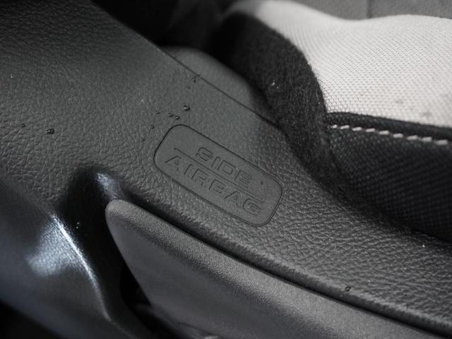 フィット ｅ：ＨＥＶネス　１年保証ナビＤレコＲカメＥＴＣクルコンＢＴ地デジ　渋滞追従クルーズ　Ｂｌｕｅｔｏｏｔｈ　障害物センサー　オートハイビーム　デイライト　フルセグ　ＤＶＤ　スペアキー　衝突軽減ブレーキ　純正アルミホイール（34枚目）