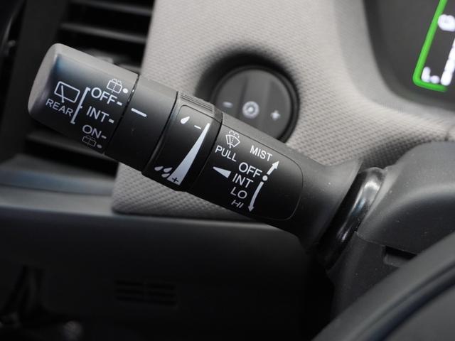 フィット ｅ：ＨＥＶネス　１年保証ナビＤレコＲカメＥＴＣクルコンＢＴ地デジ　渋滞追従クルーズ　Ｂｌｕｅｔｏｏｔｈ　障害物センサー　オートハイビーム　デイライト　フルセグ　ＤＶＤ　スペアキー　衝突軽減ブレーキ　純正アルミホイール（39枚目）