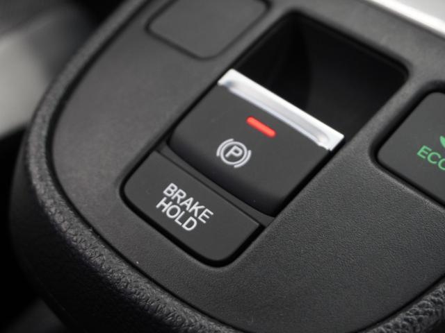 フィット ｅ：ＨＥＶネス　１年保証ナビＤレコＲカメＥＴＣクルコンＢＴ地デジ　渋滞追従クルーズ　Ｂｌｕｅｔｏｏｔｈ　障害物センサー　オートハイビーム　デイライト　フルセグ　ＤＶＤ　スペアキー　衝突軽減ブレーキ　純正アルミホイール（42枚目）